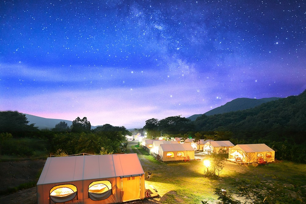 별빛마루글램핑 캠핑장 전경(밤)