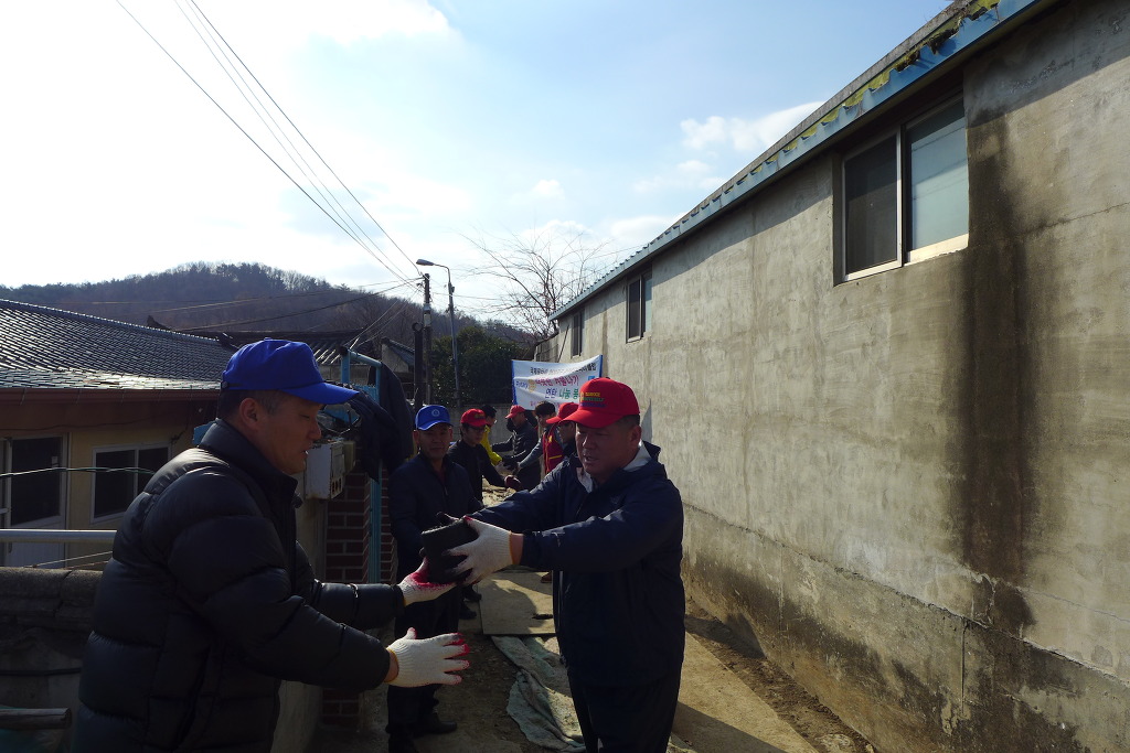 경주중앙로타리클럽 연탄배달봉사로 훈훈한 인정 나눔