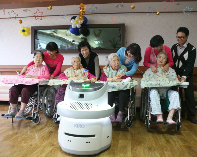 국내 최초 노인 간호 로봇 개발 배치