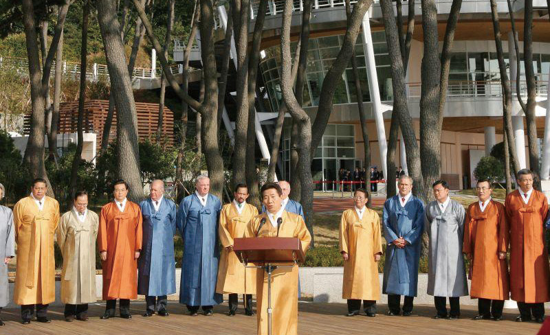 2005년 부산 APEC 정상회의 선언문 낭독 모습 2005년 부산 APEC 정상회의 선언문 낭독 모습